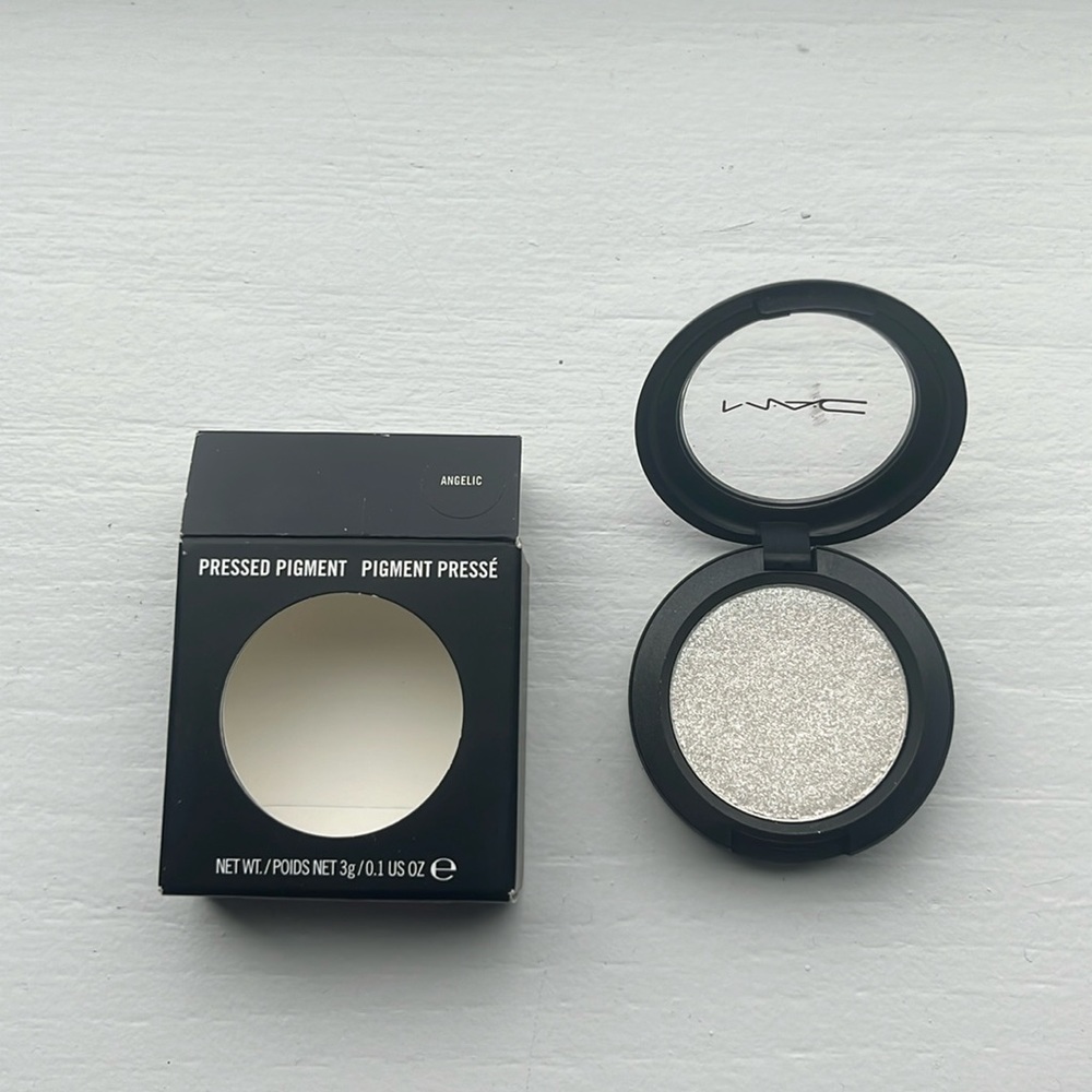 MAC Cosmetics - Pressed Pigment - beautiful metallic eye shadow - Angelic